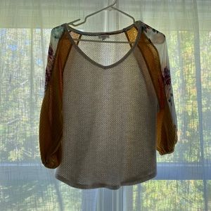 eyeshadow, cream & floral 3/4 sleeve blouse, S